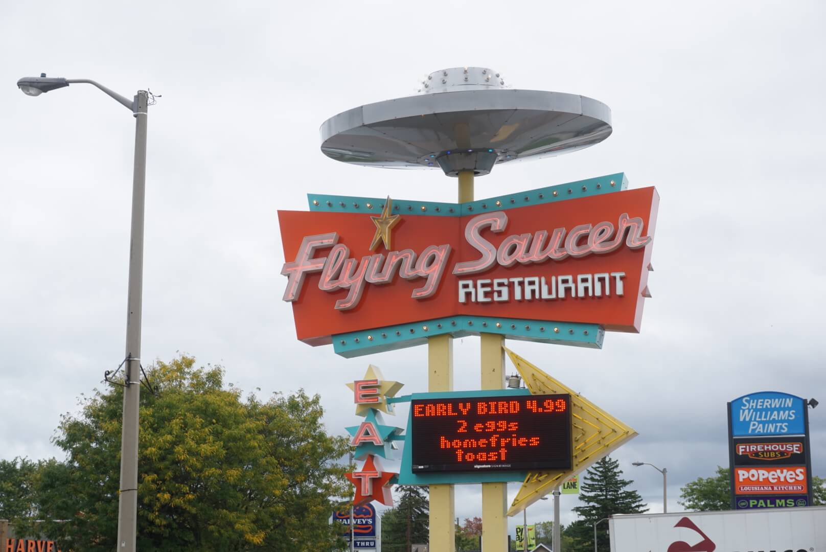 Sign for Flying Saucer Restaurant in Niagara Falls