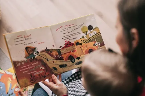 places to take 1 year old on a rainy day- the library to read books