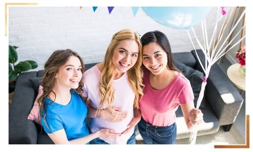  mère recevant des cadeaux différents lors de sa baby shower avec ses meilleurs amis