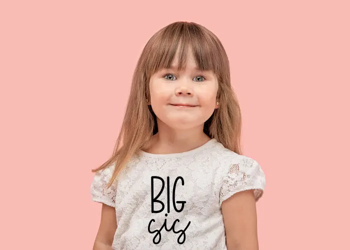 little girl wearing big sis t-shirt