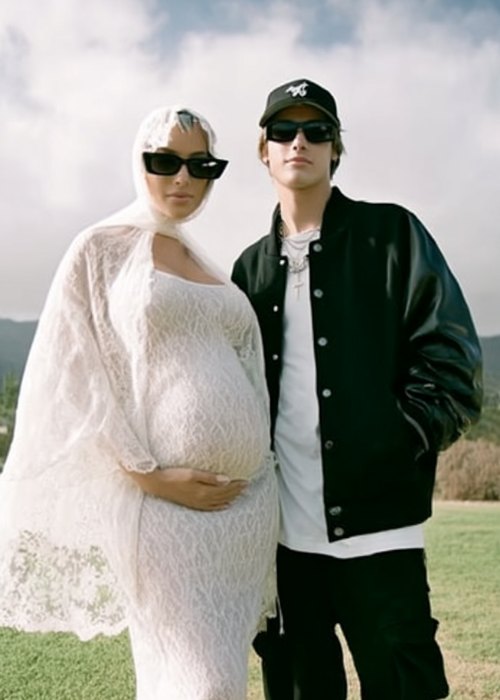 maternity couples costume idea: pregnant hailey bieber and justin beiber from their pregnancy reveal