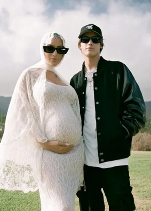 maternity couples costume idea: pregnant hailey bieber and justin beiber from their pregnancy reveal