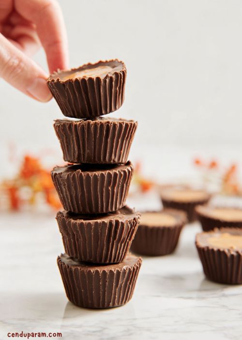 thanksgiving minute to win it game pilgrim hat stack. stack mini peanut butter cups like a tower